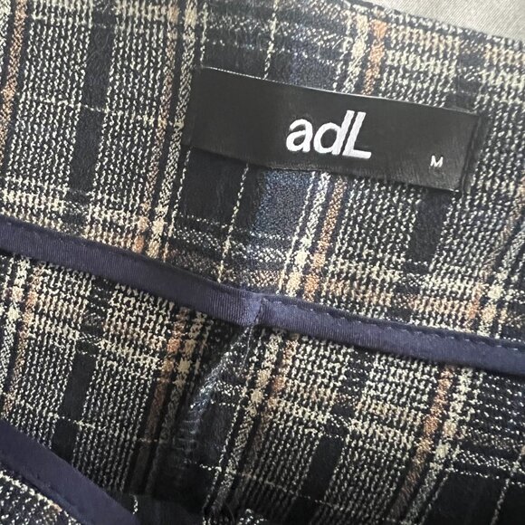 Pencil skirt with front slit - Picture 5 of 7